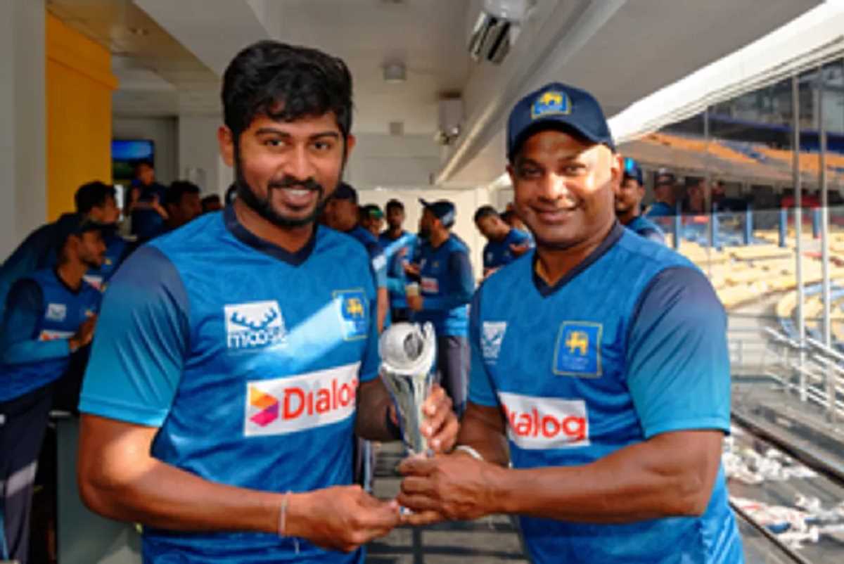 जयसूर्या ने कामिंडू मेंडिस को आईसीसी पुरुष इमर्जिंग क्रिकेटर ऑफ द ईयर का पुरस्कार प्रदान किया